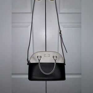 KATE SPADE leather purse with adjustable shoulder strap and 3 inside pockets
